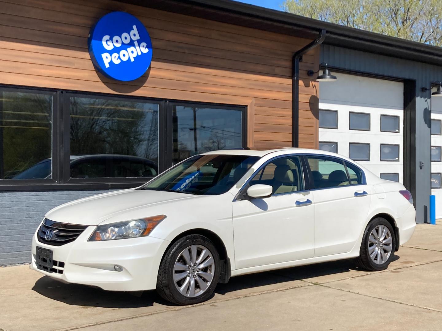2011 Taffeta White Honda Accord EX-L V-6 Sedan AT (5KBCP3F8XBB) with an 3.5L V6 SOHC 24V engine, 5-Speed Automatic transmission, located at 1800 South Ihm Blvd, Freeport, IL, 61032, (815) 232-5543, 42.278645, -89.607994 - Accord EX-L 4D Sedan V6 - Photo#3